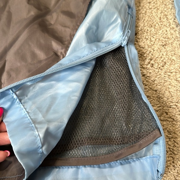 Disney Parks Packable Rain Jacket Windbreaker M/L
Vented Disneyland Resort - Picture 5 of 7